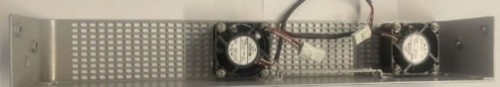 Metalowy prostokątny wentylator z dwoma czarnymi plastikowymi wiatrakami