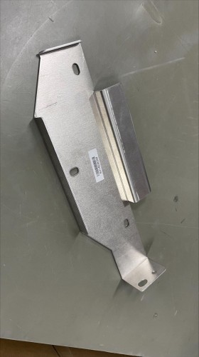 Srebrna aluminiowa płyta montażowa o nieregularnym kształcie