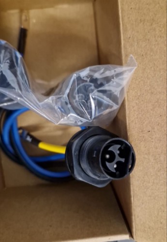 Plastic single-phase AC connector (rubber, non-ferrous metals)