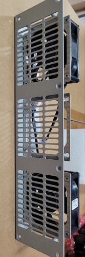 Metalowy wentylator z dwoma czarnymi plastikowymi wiatrakami