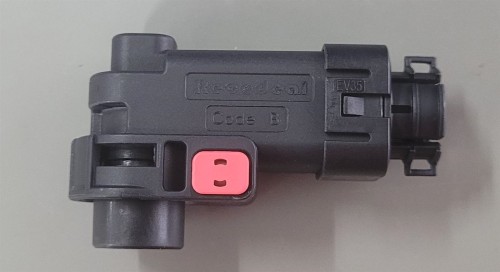 GOODWE_184-70395-00_1.jpg black, rectangular negative connector for Lynx C